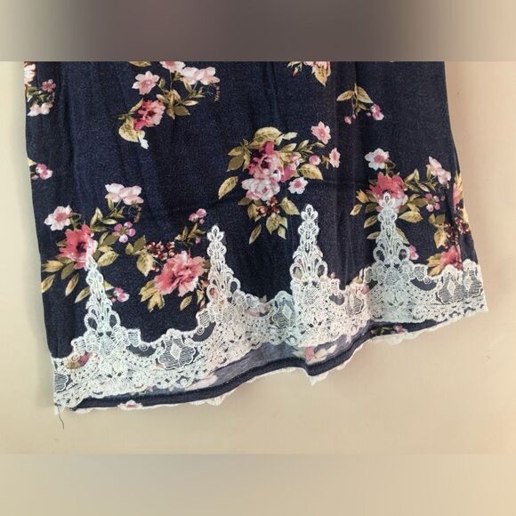 Rewind | Floral Lace Tee - Picture 4 of 4